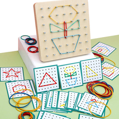 Brinquedo Montessori Geométrico em Madeira – Tabuleiro Educativo com Cartas e Elásticos Coloridos